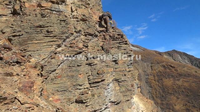 Сбор каменного масла на отвесной скале смотреть онлайн