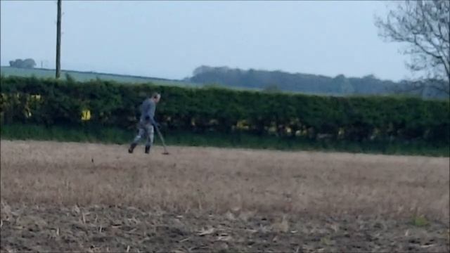 A STEADY DAY IN THE FIELDS WITH PAUL & GARY USING THE MINELAB QUATTRO & THE LASER HAWKEYE смотреть онлайн