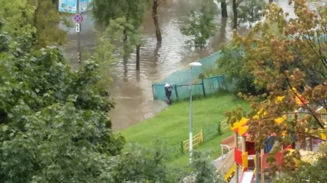 потоп в Москве ул Каспийская 15.08.16 (парень пытается пройти) смотреть онлайн