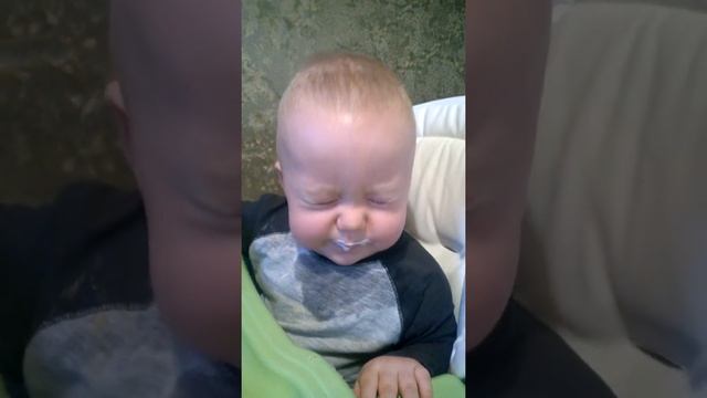 смешная реакция ребенка, который первый раз попробовал творог Тема смотреть онлайн