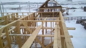 Удобные леса для монтажа перекрытия.