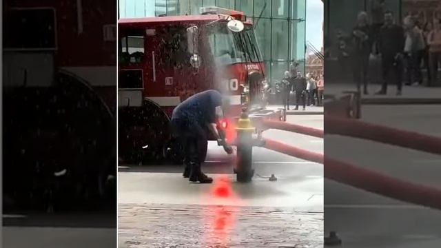 Сорвало пожарный гидрант. Жесть. смотреть онлайн