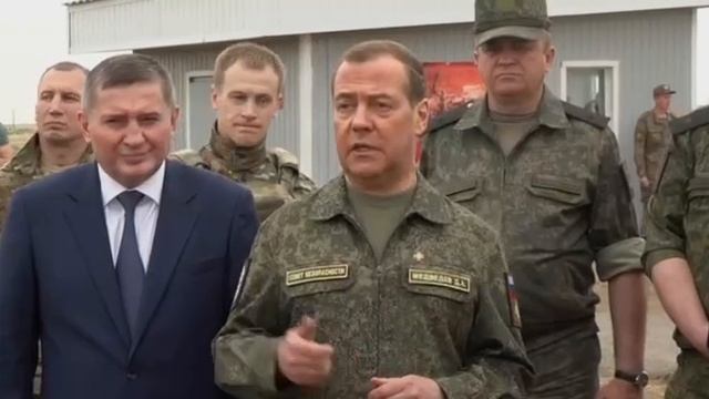 Дмитрий Медведев На Полигоне Прудбой В Волгоградской Области смотреть онлайн