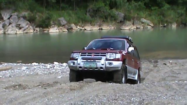 Mitsubishi Pajero Field Master 2004 in River Sand bank without winch смотреть онлайн