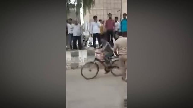 पुलिस वाली को वर्दी की गर्मी दिखाना महंगा पड़ गया | When Common Man Fight For Justice смотреть онлайн