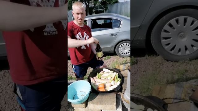 Свиные копыта и рулька в казане на костре смотреть онлайн