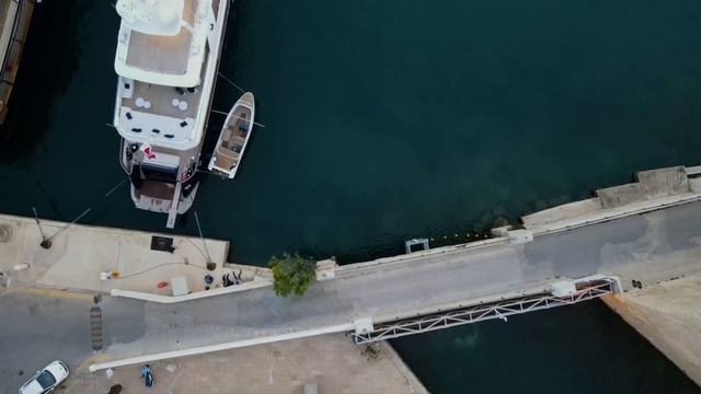 Нашла в комоде старый кулон, подаренный знакомым. А когда узнала его стоимость... смотреть онлайн