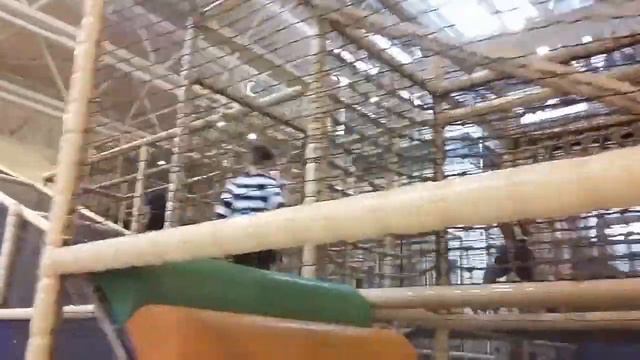 Развлекательный Центр для Детей Огромный ЛАБИРИНТ Прыгаем на БАТУТАХ Indoor Playground for Kids смотреть онлайн