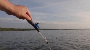 Ловлю летом на мормышку с лодки. Вот это клев!!! Плотва как с ума сошла.