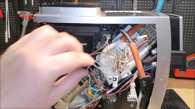 Delonghi ECAM23 450 water leakage, damaged pipe connection смотреть онлайн