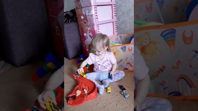 Алина любит играть с машинками 🚗🚙 смотреть онлайн