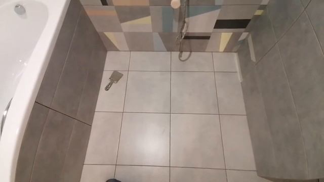 Ванная комната с тёплой стеной  вместо полотенцесушителя.