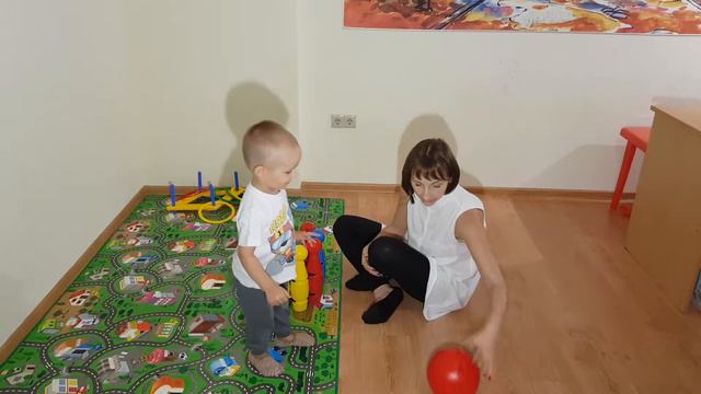 Играем в боулинг и кольцеброс смотреть онлайн