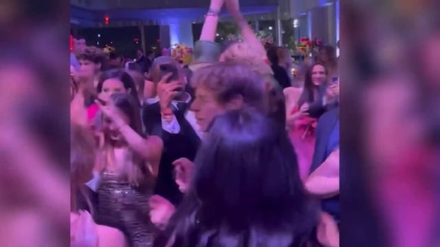 Mick Jagger Dances at a Private Party in New York City on 6/23/23 смотреть онлайн