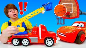 Автомастерская: автолестница достает мяч Молнии Маквина! Крутые видео для мальчиков про машинки