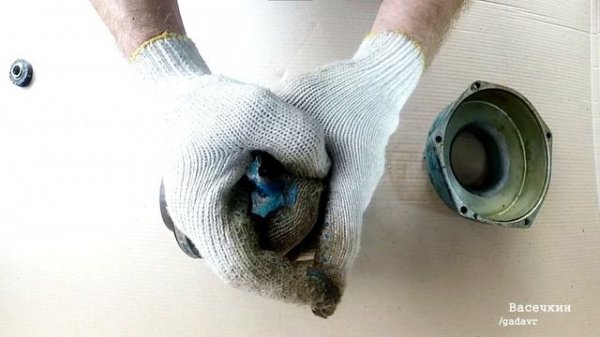 Запуск самолёта с кривого стартера - Инерционный стартер / Inertia hand crank starter