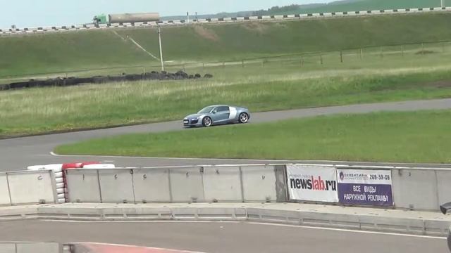 Audi R8 на красном кольце смотреть онлайн