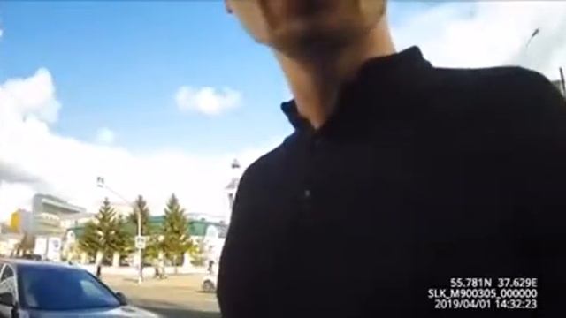 В Москве парковщик сфотографировал машину с закрытыми номерами, в этот момент к нему подошёл смотреть онлайн