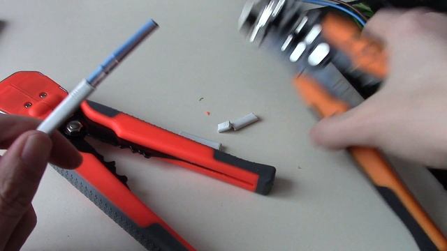 Съемник изоляции (стриппер) NEO Tools против Paron JX-1301