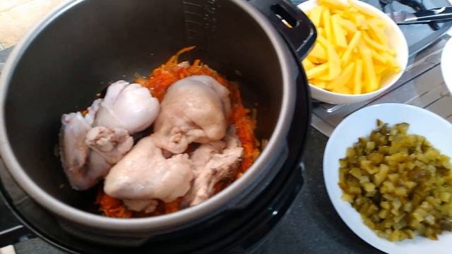 рассольник с перловкой и курицей, очень вкусный, простой, нажористый суп смотреть онлайн