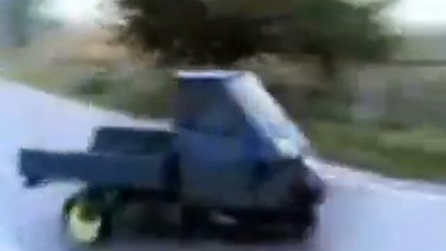 Дрифт на трехколесном автомобиле смотреть онлайн