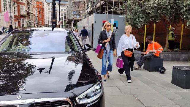 How people dress.London. Ageless Elegance and Style at Any Age.Black + White = Classic Color Scheme смотреть онлайн