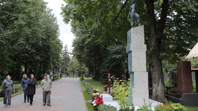 Самые Безумные Надгробия в Мире смотреть онлайн