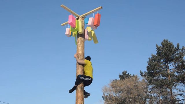 Парень полез на столб смотреть онлайн
