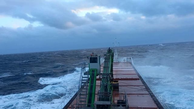 В центре северного моря. Шторм 8 баллов смотреть онлайн