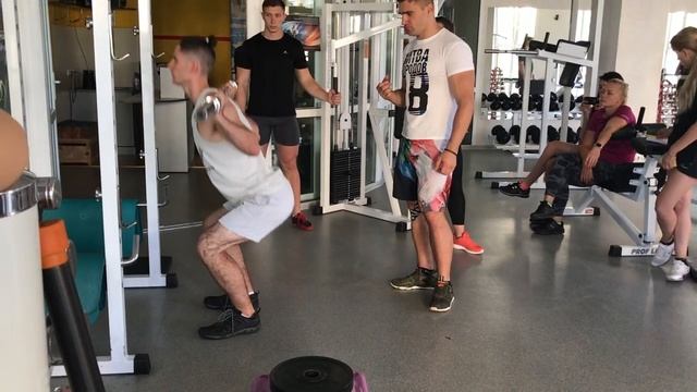 Приседания со штангой за спиной_3 смотреть онлайн