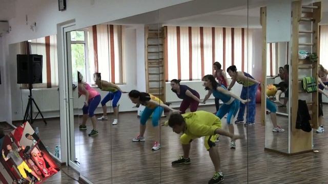 Bara Bara Bere Bere - Zumba Iasi cu Lucian - 5.05.2012.mp4 смотреть онлайн