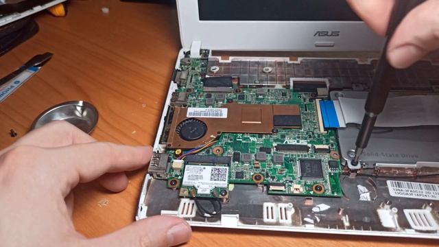 Разборка нетбука Asus Eee PC 1025C, замена оперативной памяти, батарейки. смотреть онлайн