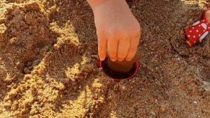 Вика с мамой на пляже. Бассейн для игрушек в песке. Море Анапа