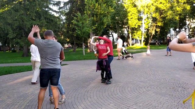 2020-07-19. Бачата і Сальса в парку Шевченка в Києві. Танці в Києвію Танці в Україні смотреть онлайн
