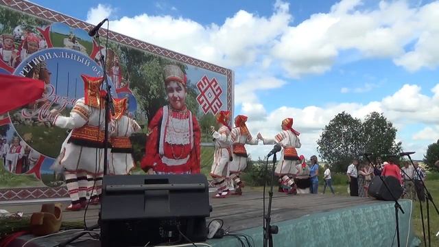Танцевальный коллектив "Возрождение" на Эрзянь Лисьмапря 2017 смотреть онлайн