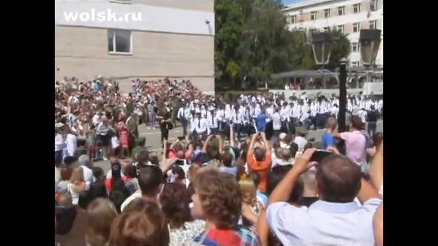 В Вольске лейтенанты закидали плац деньгами смотреть онлайн