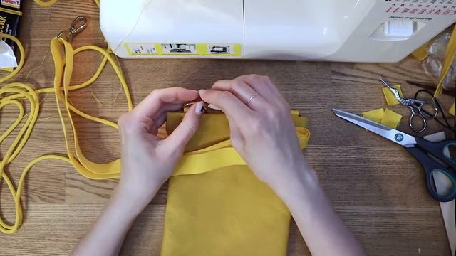 Маленькая желтая сумка из ткани смотреть онлайн