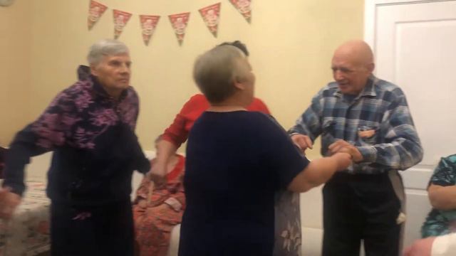 Празднование Нового Года в доме на Ярославском шоссе смотреть онлайн