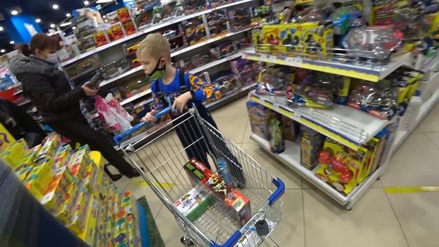 ЧТО КУПИТ первоклассник на 3000 рублей в ДЕТСКОМ МИРЕ? смотреть онлайн