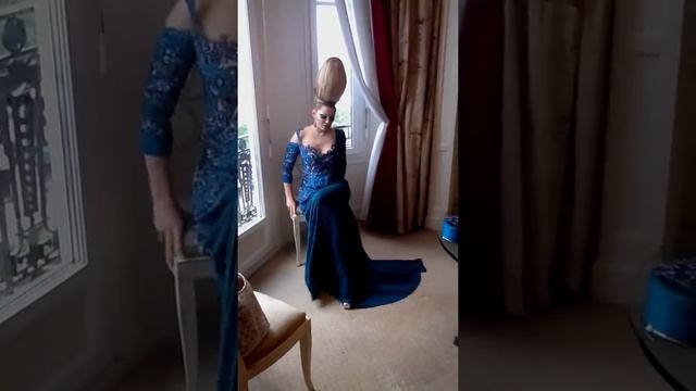 Лена Ленина готовиться к проходу по лестнице в Каннах (2013)