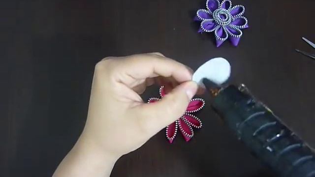 Como elaborar hermosas flores para el cabello con cierres,Hair flowers with zippers смотреть онлайн