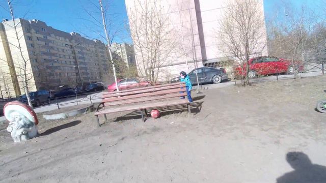 максим играет в футбол и кормит голубей смотреть онлайн