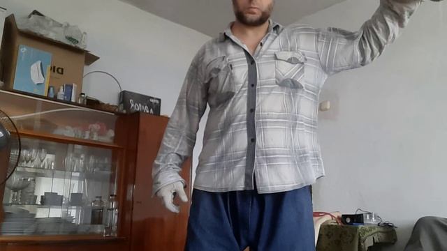 Поднятие гантели в сторону - упражнение с нагрузкой, направлена на развитие плеч. смотреть онлайн