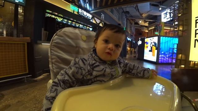 Первый раз пришли в фудмолл Депо, Юле очень понравилось. Гуляем по Москве смотреть онлайн