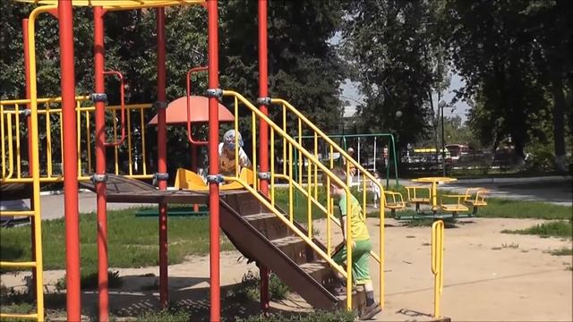 ★ Кирилл с папой и мамой гуляет в парке на детской площадке [Cyril Family] смотреть онлайн