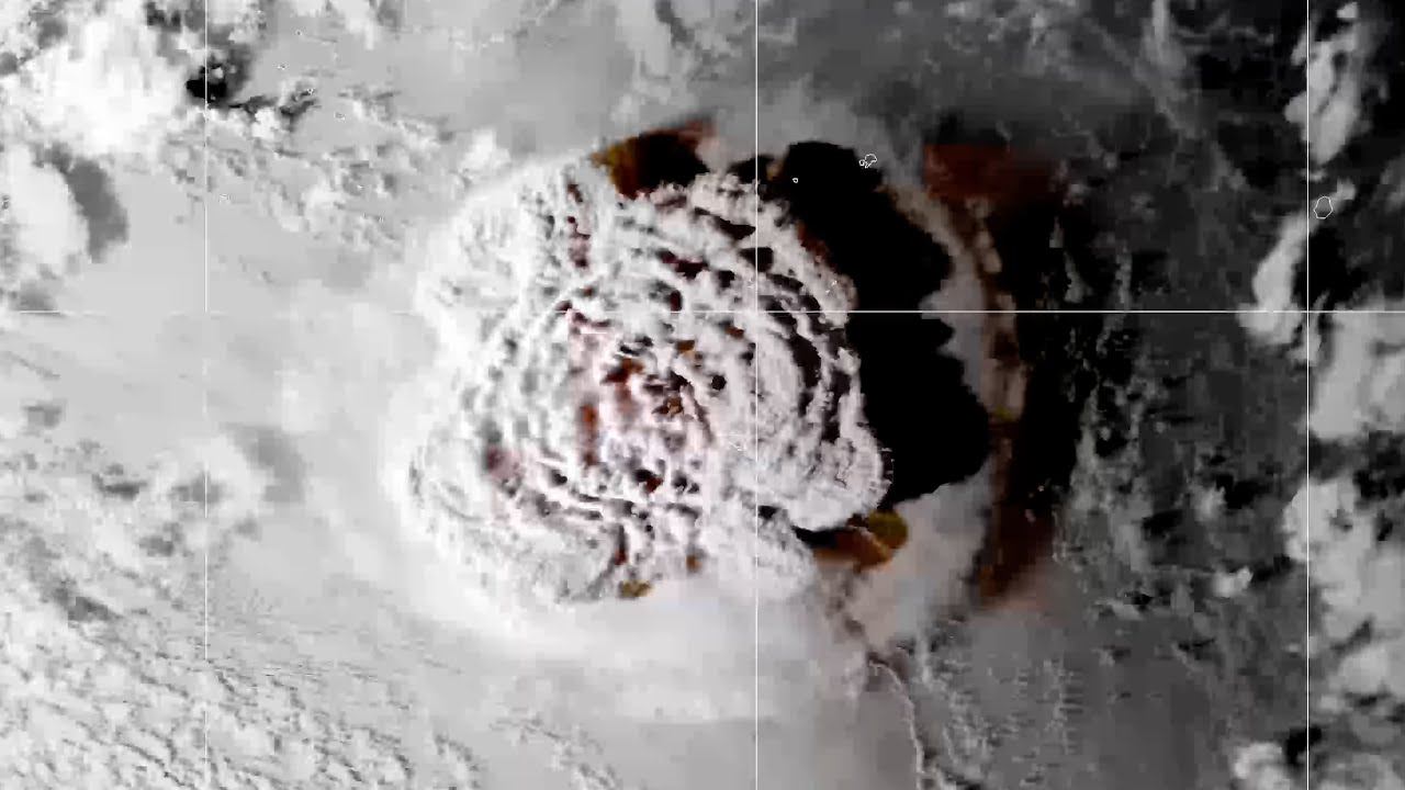 Кадры из космоса - сильное извержение вулкана Хунга Хаапай, 4К смотреть онлайн