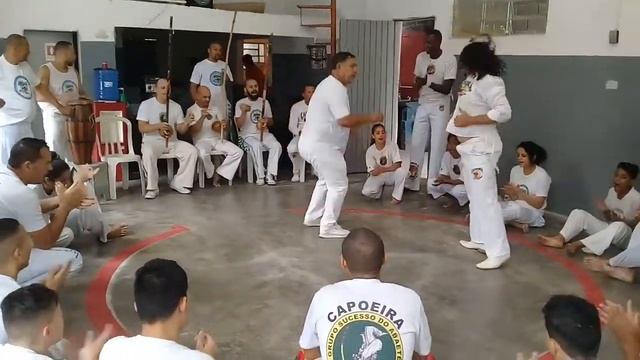 Grão Mestre Adão e seu avô de capoeira Grão Mestre Toninho jogam capoeira. смотреть онлайн