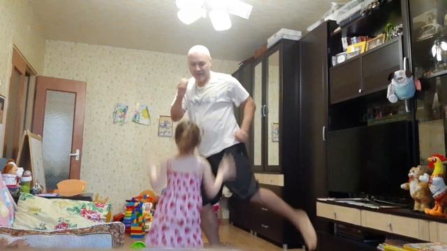 Папа и доча! Или утренняя гимнастика в танце смотреть онлайн