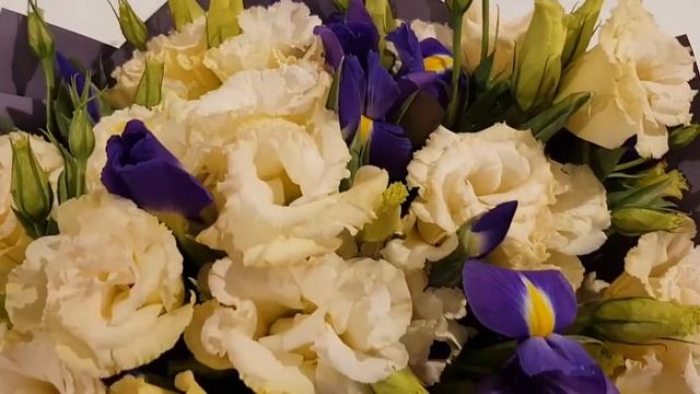 Букет из эустомы и ирисов смотреть онлайн