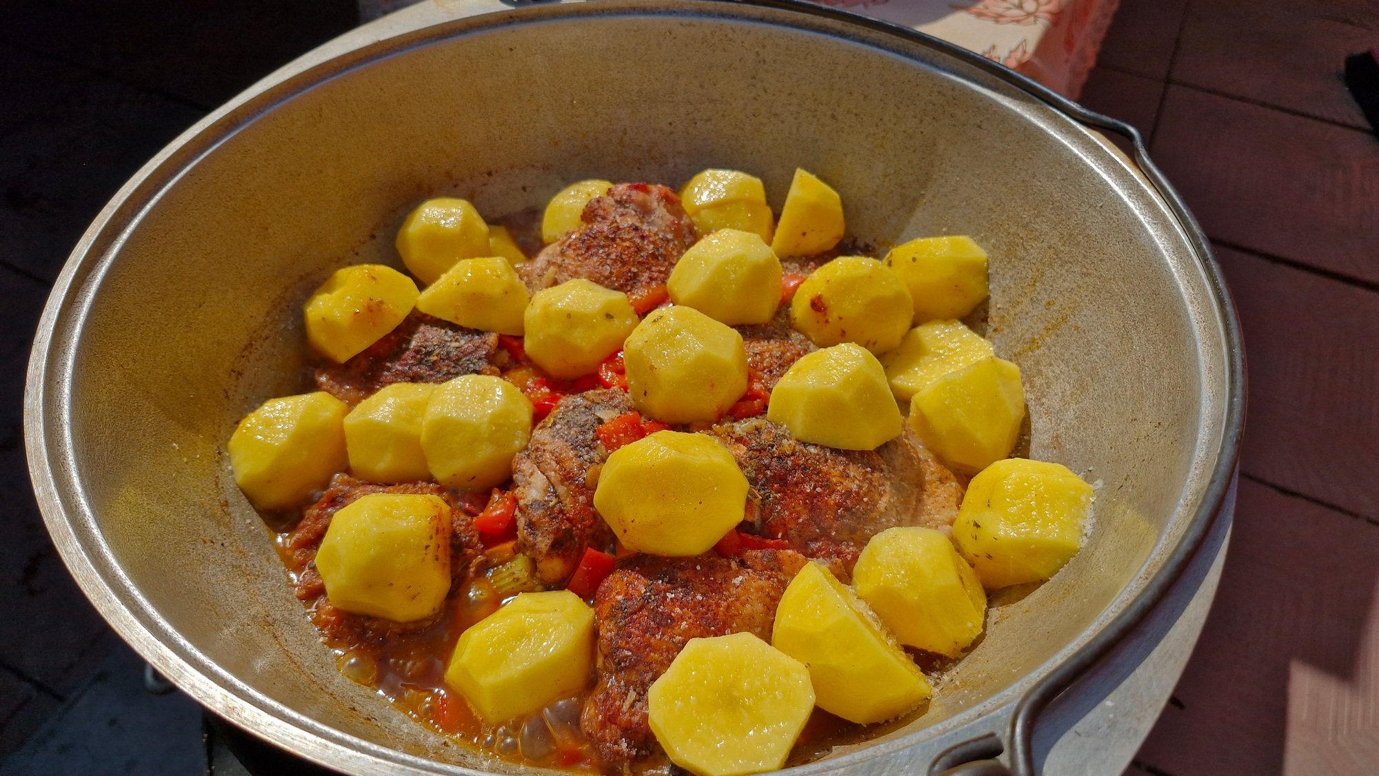 Куриные бедра в пиве с виноградным соком с овощами в казане. смотреть онлайн